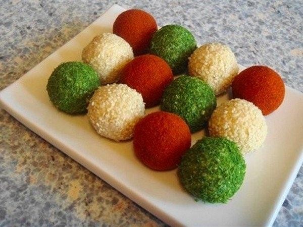 Разноцветные сырные шарики с грильяжем