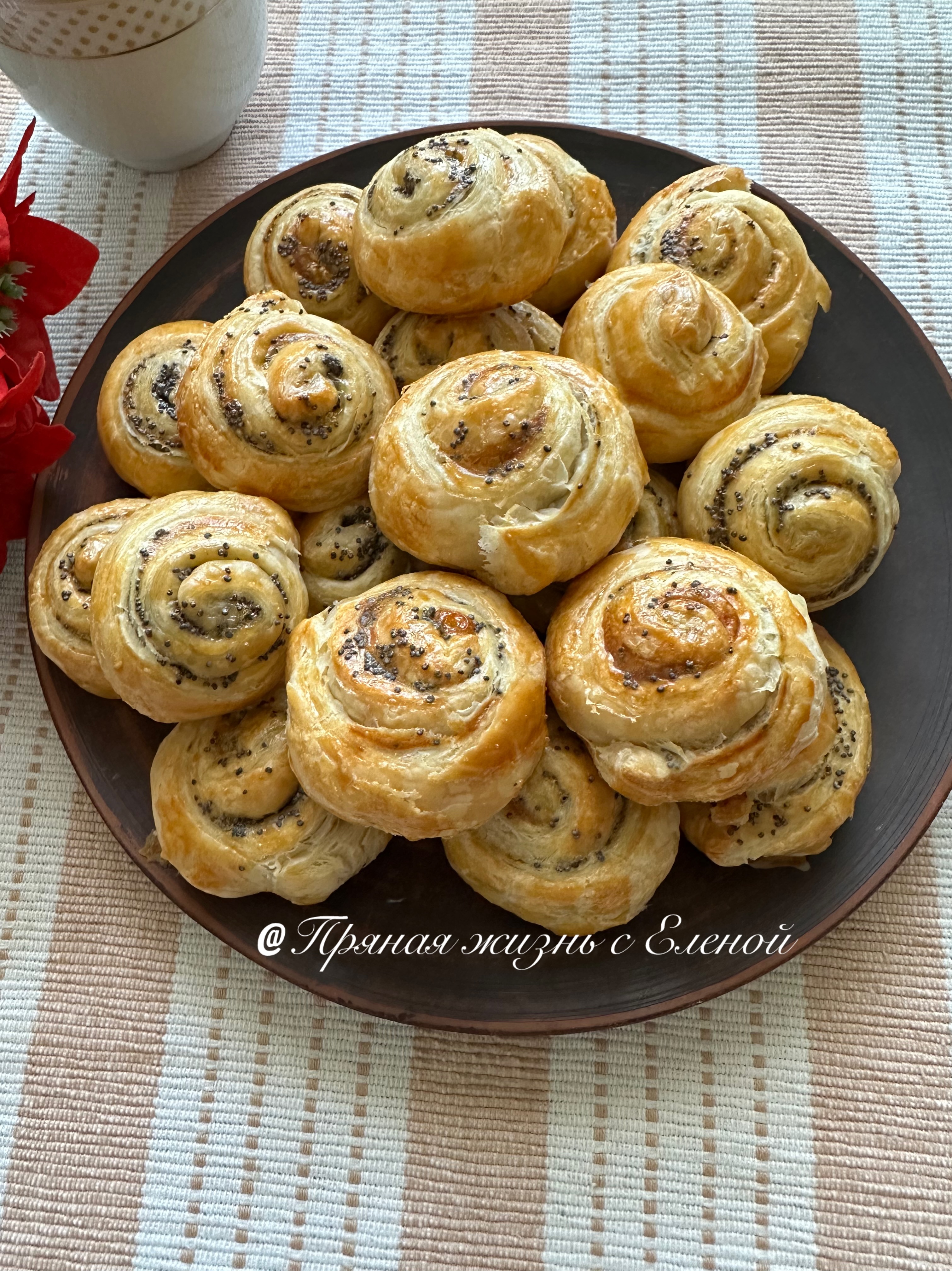 Слоеные булочки с маком 