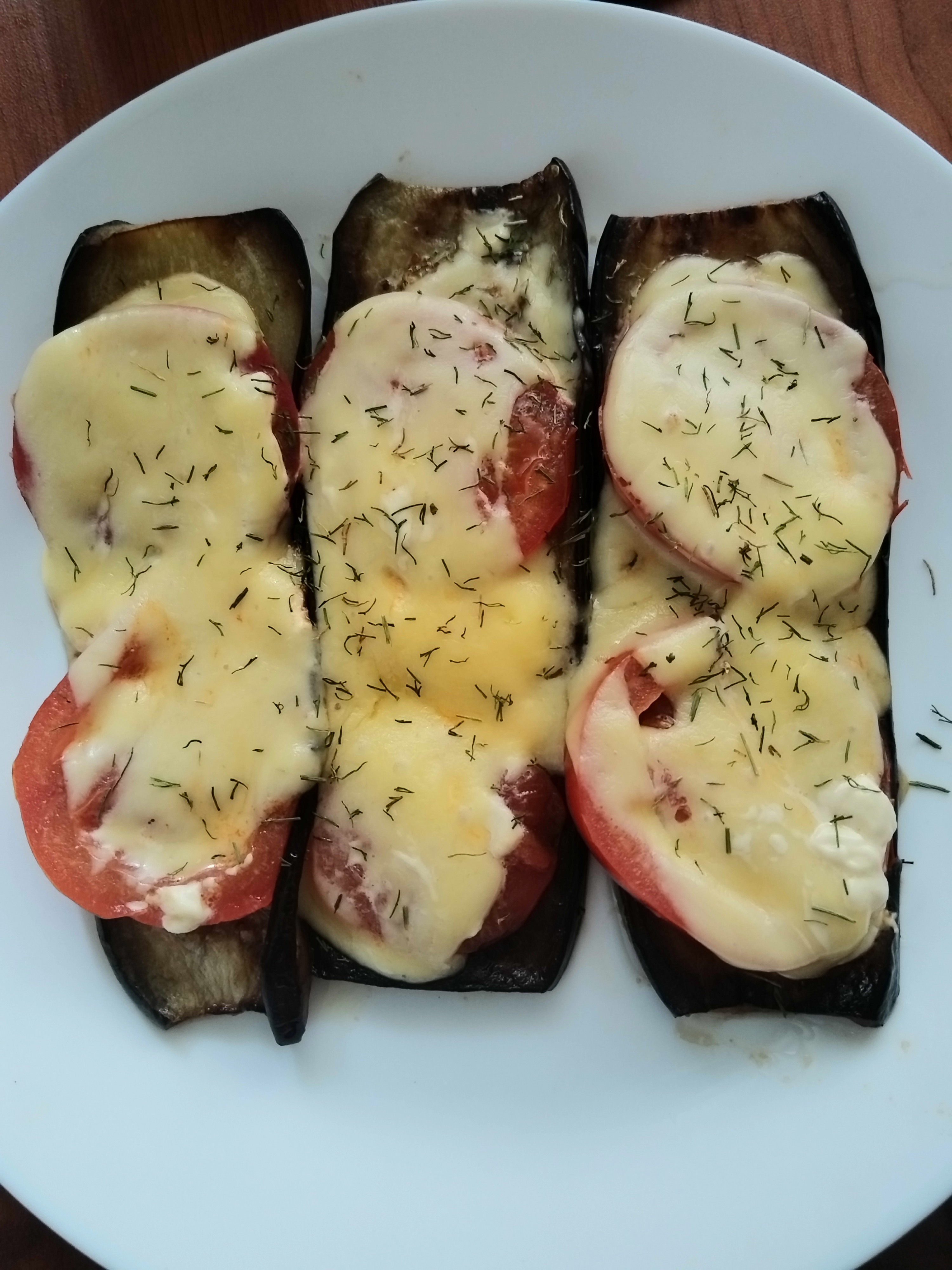 Баклажановые язычки с сыром и помидором