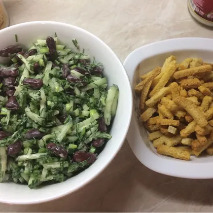 Салат с фасолью и сухариками