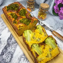 Закусочный кекс с брокколи, сыром и оливками
