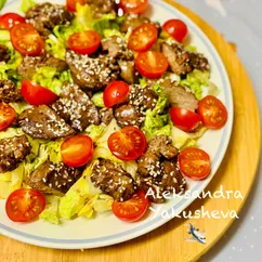 Салат с куриной печенью в кунжуте
