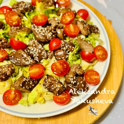 Салат с куриной печенью в кунжуте