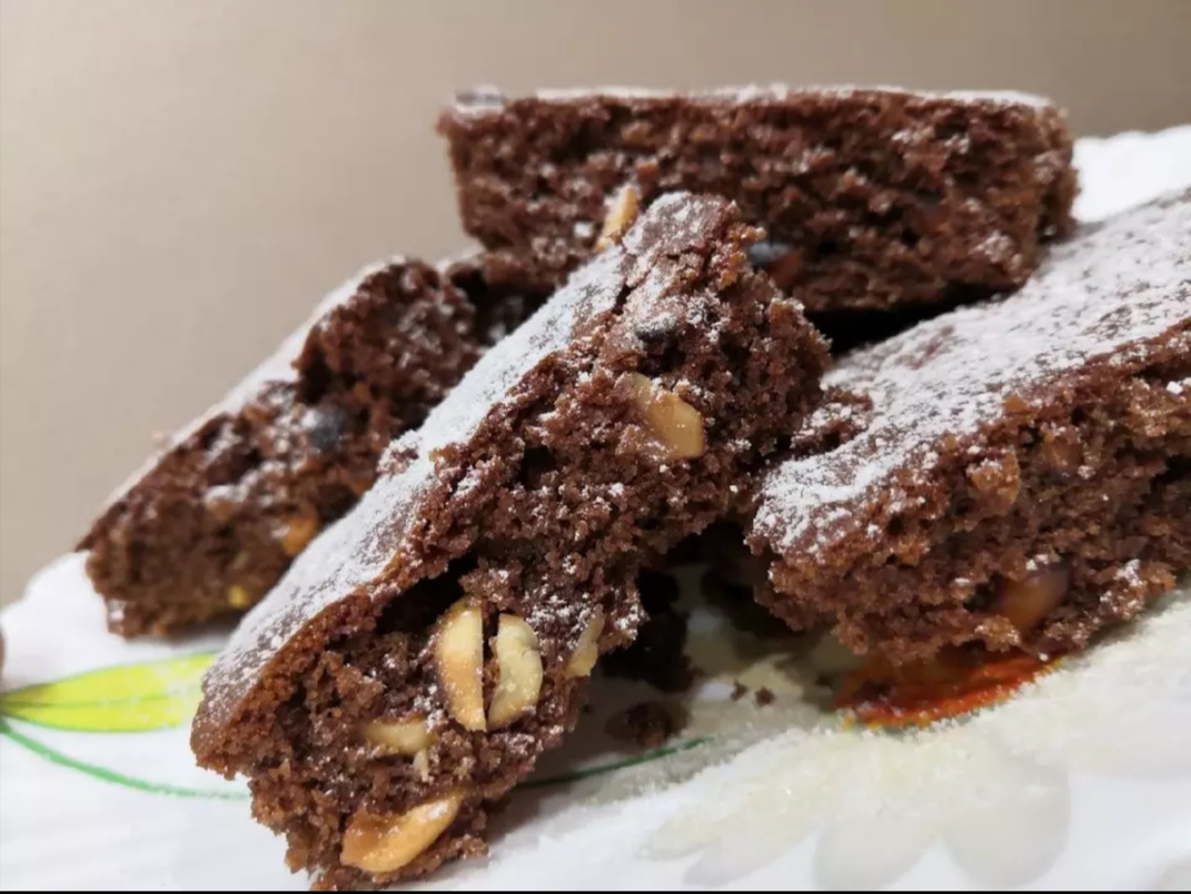 Шоколадное пирожное с орехом