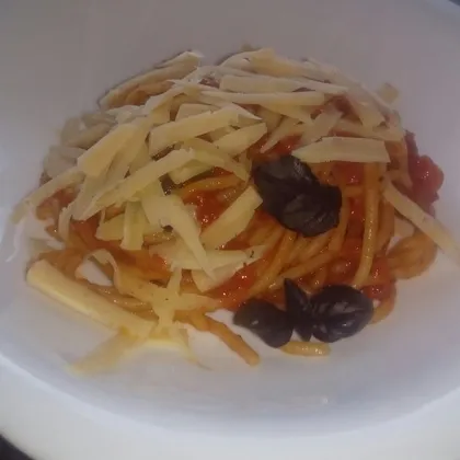 Паста с томатами, шпинатом и базиликом