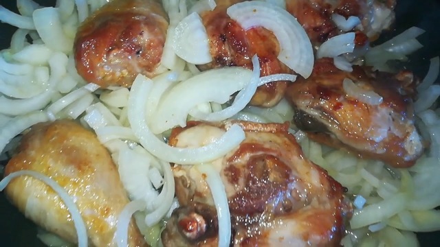 Курица на сковороде в сметанном соусе