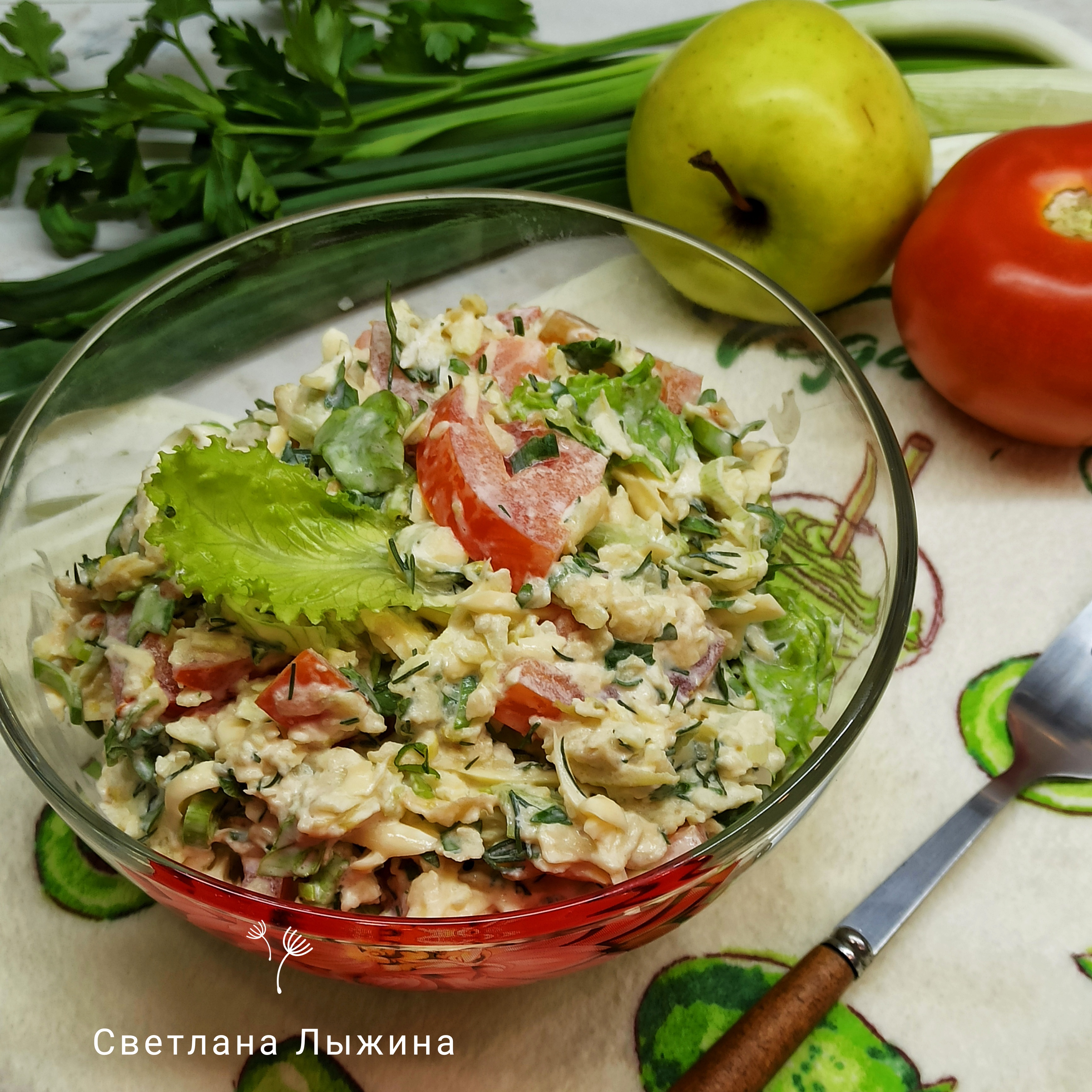 Салат с яблоками, помидором и сыром 