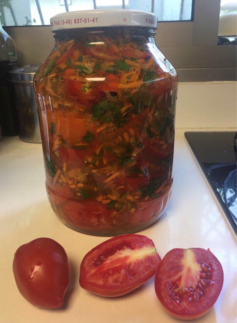 Маринованные помидоры с овощами