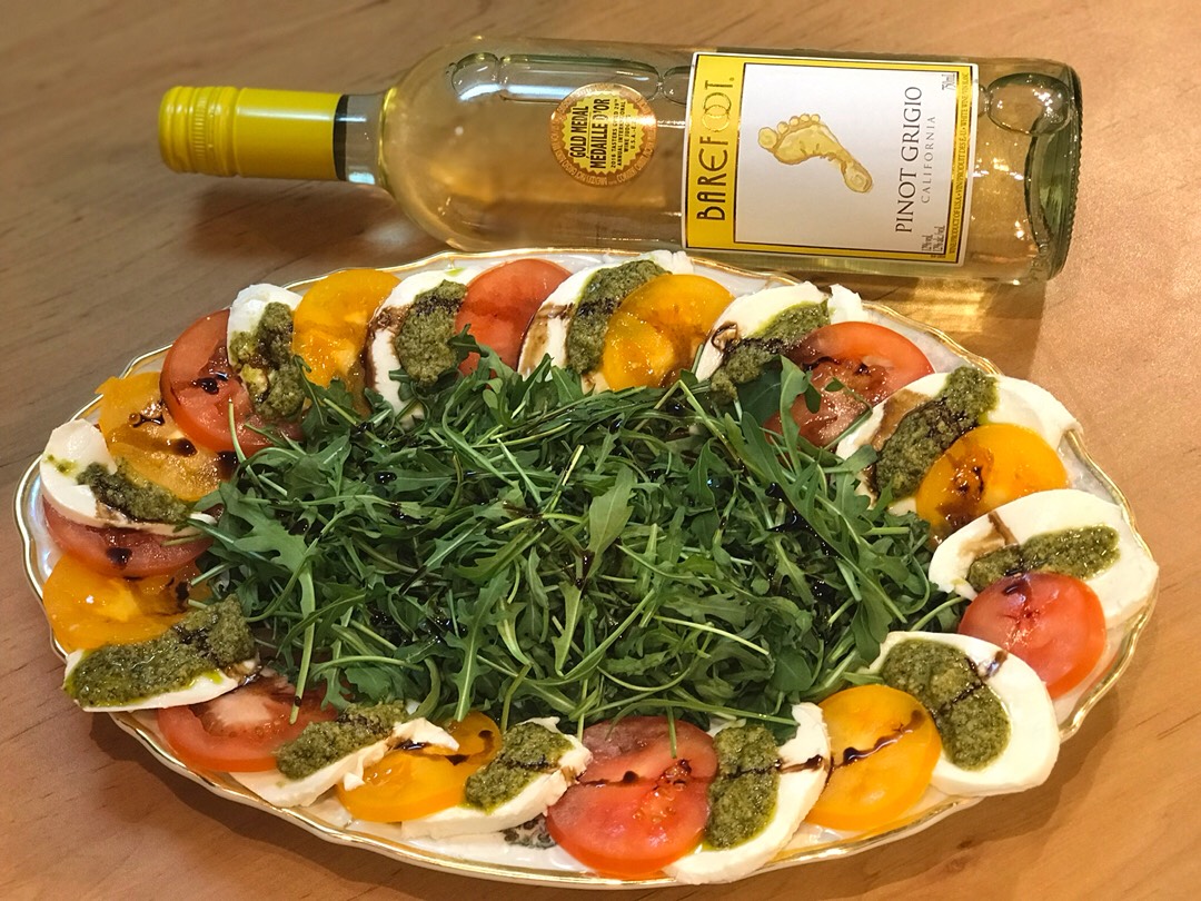 Салат из рукколы, помидор и моцареллы