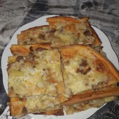 Пицца с тунцом и ананасами