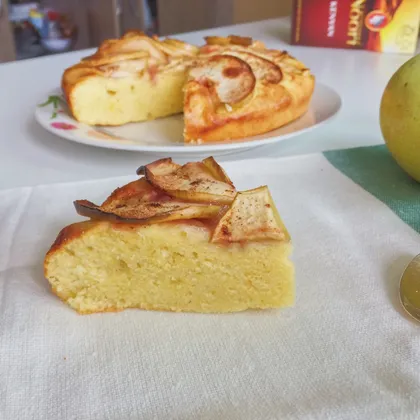 Воздушный пирог с яблоком и корицей