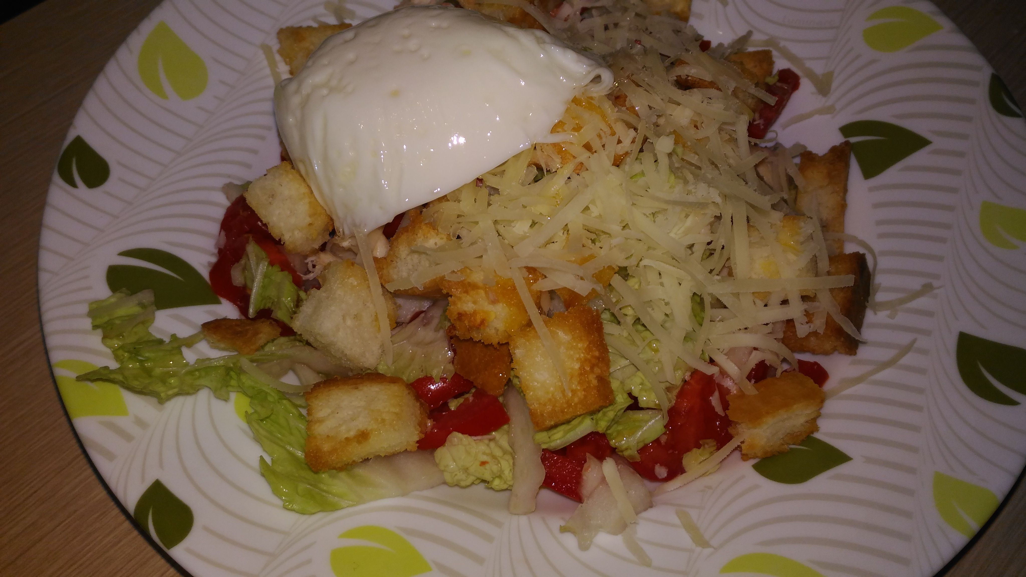 Салат "Цезарь" с яйцом пашот