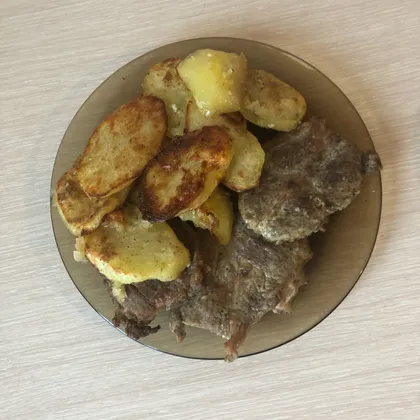 Стейки свинины с картошкой