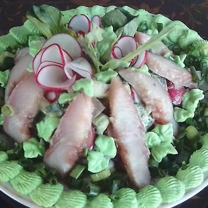 Салат с окунем холодного копчения и авокадо