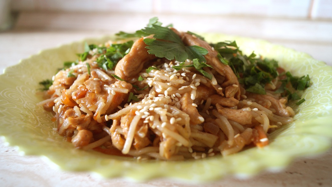 Рисовая лапша "Hu Teu" с курицей