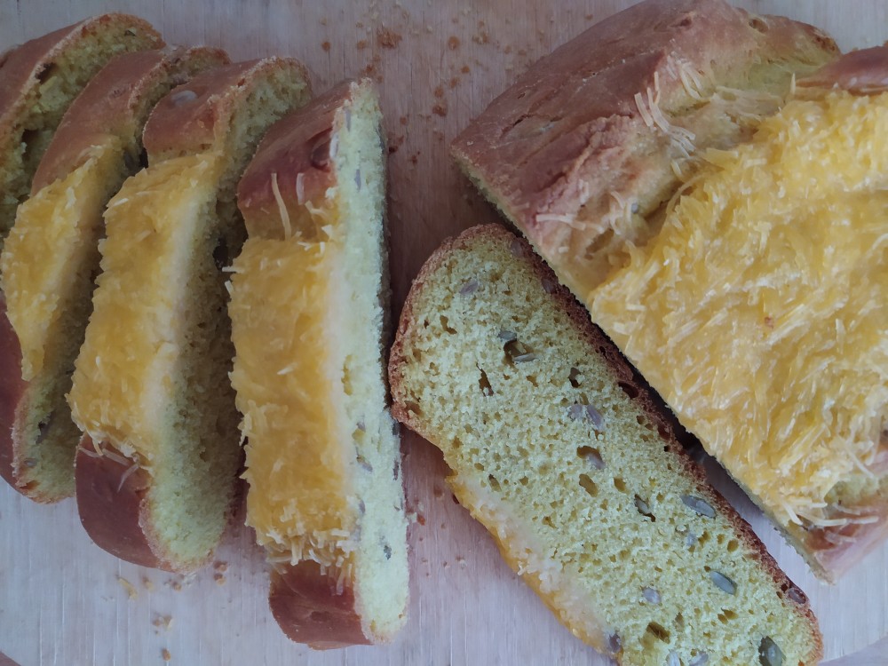 Кукурузный хлеб с веганским сыром, дрожжевой