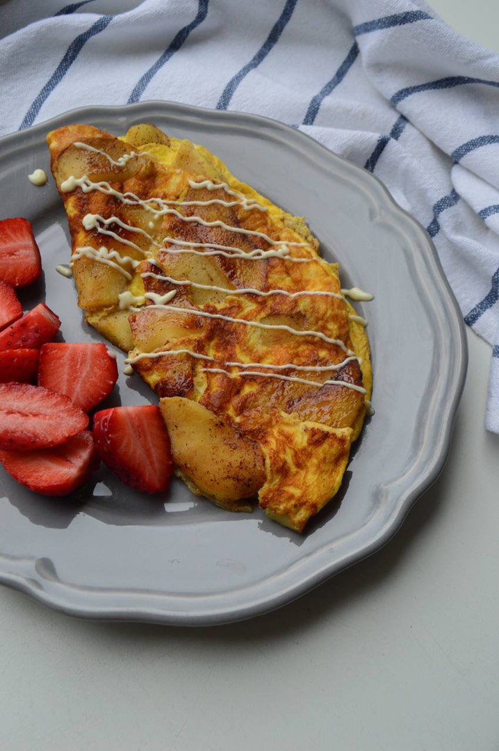 Сладкий омлет с яблоками и корицей