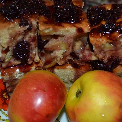 Яблочный пирог с ежевичным вареньем