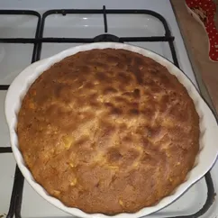 Шарлотка с яблоком и арахисом