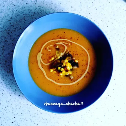 Морковный суп с грибами, кукурузой и тахиной