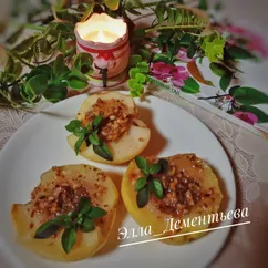 Печёные яблоки с поджаренным грецким орехом и душистым мёдом