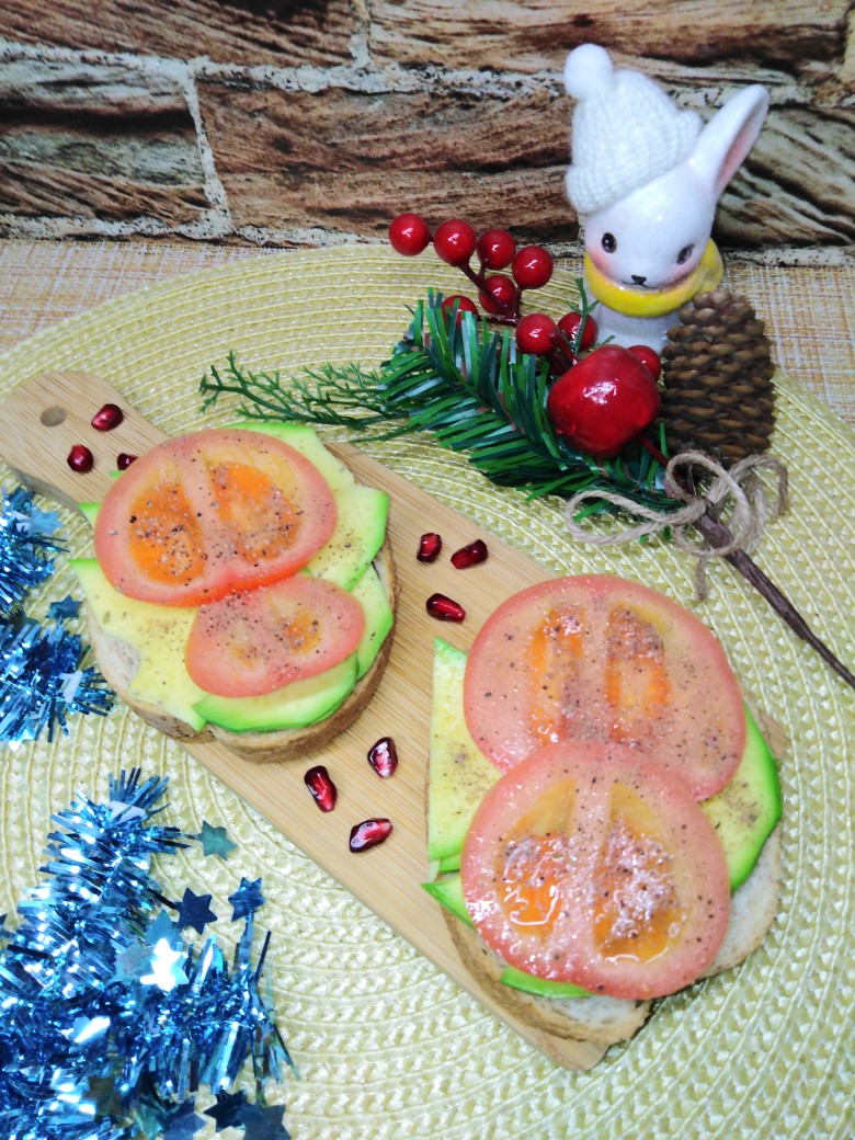 Бутерброды с авокадо и помидорами - закуска на новогодний стол