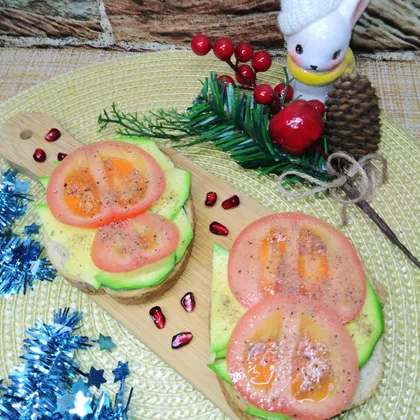 Бутерброды с авокадо и помидорами - закуска на новогодний стол