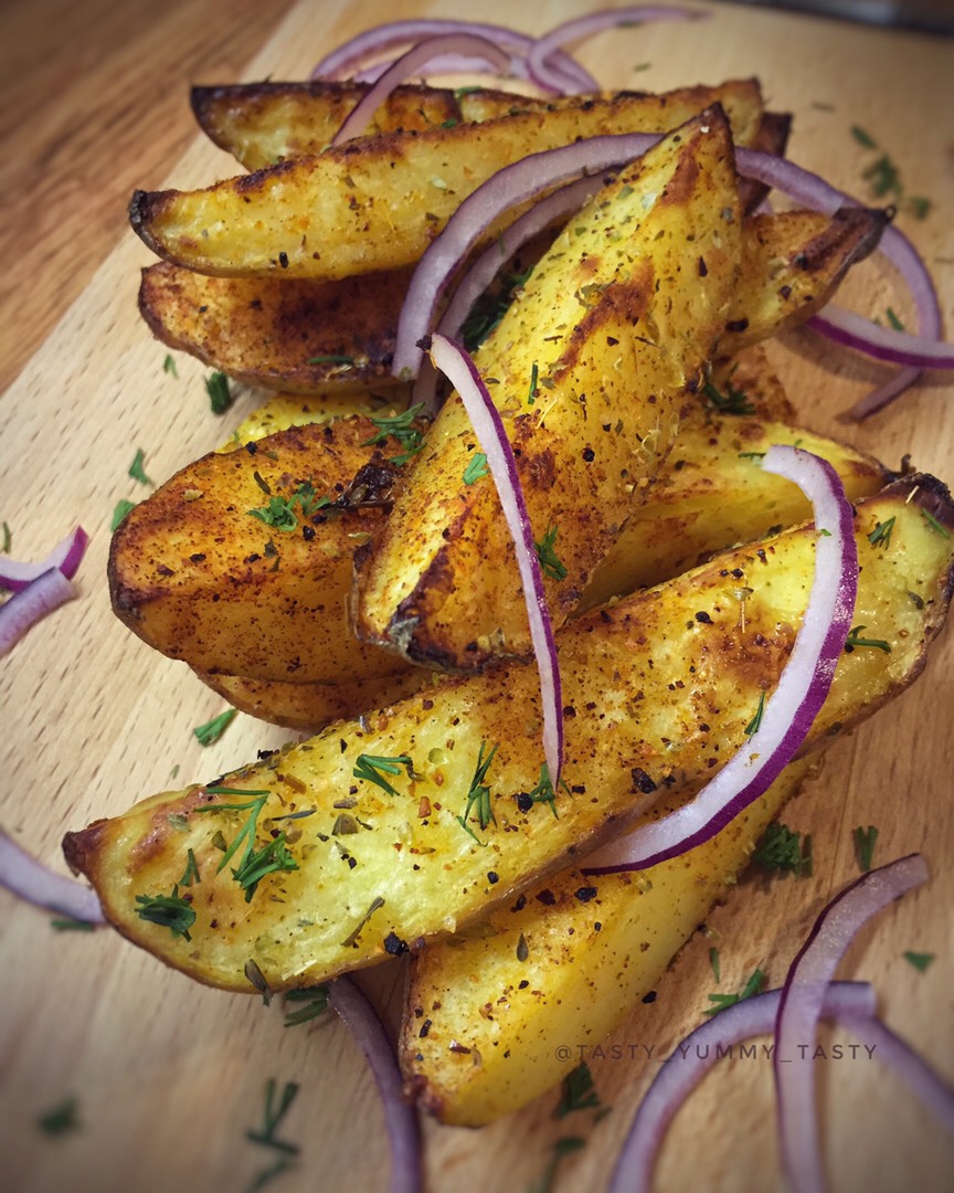 Картофель по-деревенски в духовке и не только: 10 рецептов с фото