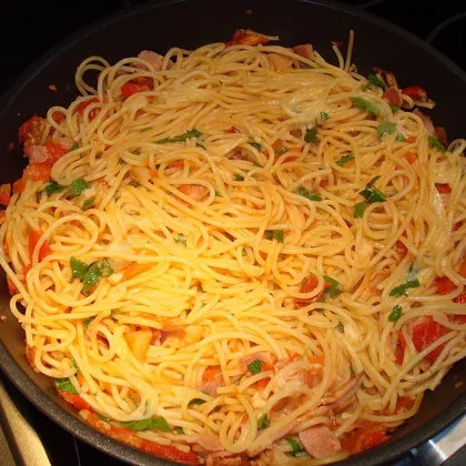 Спагетти с беконом и острым соусом из помидоров