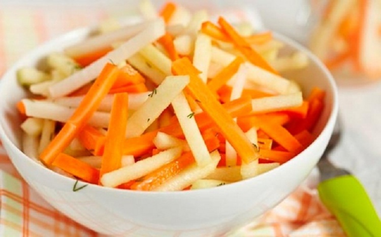 Салат морковь с яблоком