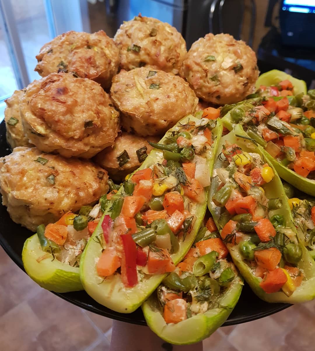 Куриные маффины и лодочки с овощами