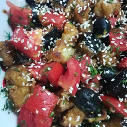 Тёплый салат с хрустящими баклажанами, помидорами и маслинами