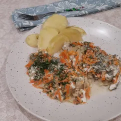 Минтай тушённый с луком и морковкой