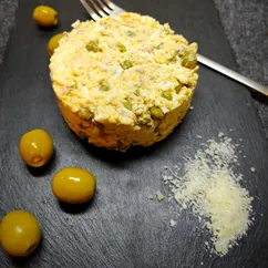 Салат с консервированной горбушей