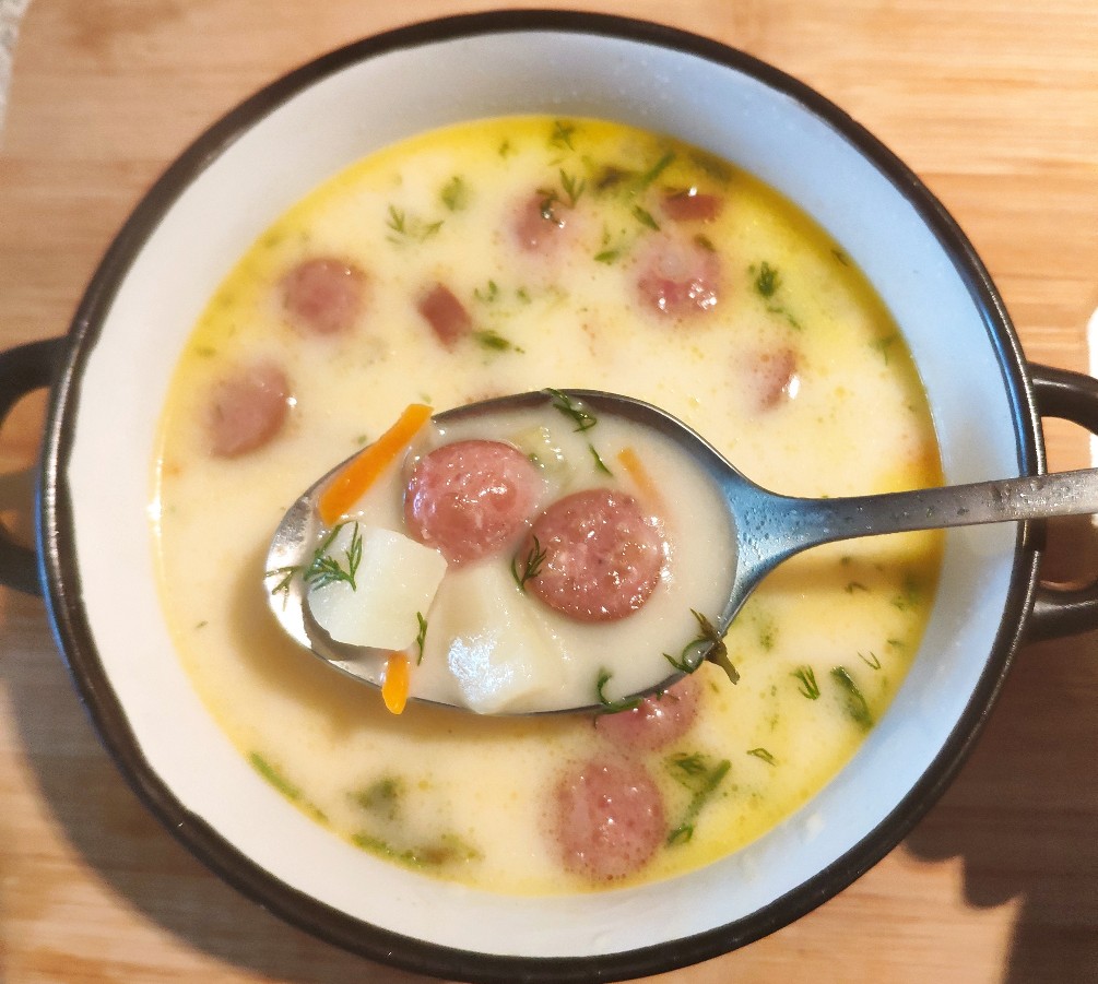 Два рецепта сырного супа с копчеными колбасками с фото и видео
