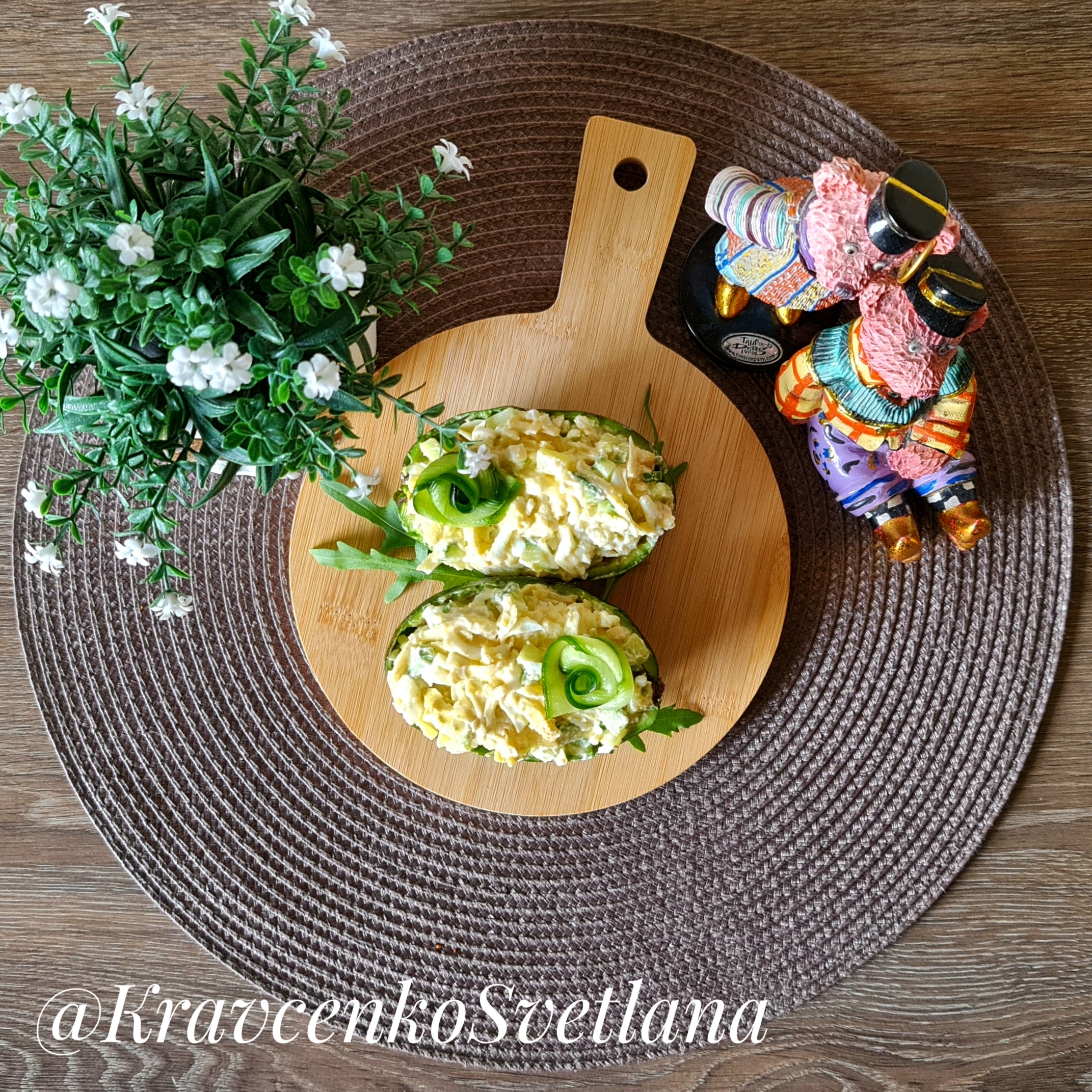 Салат с авокадо, огурцом и яйцами