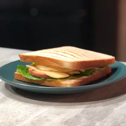 Сэндвич с ветчиной, яйцом и горчичным соусом