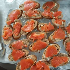 Багет с красной рыбой