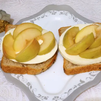Бутерброд с сыром и яблоками