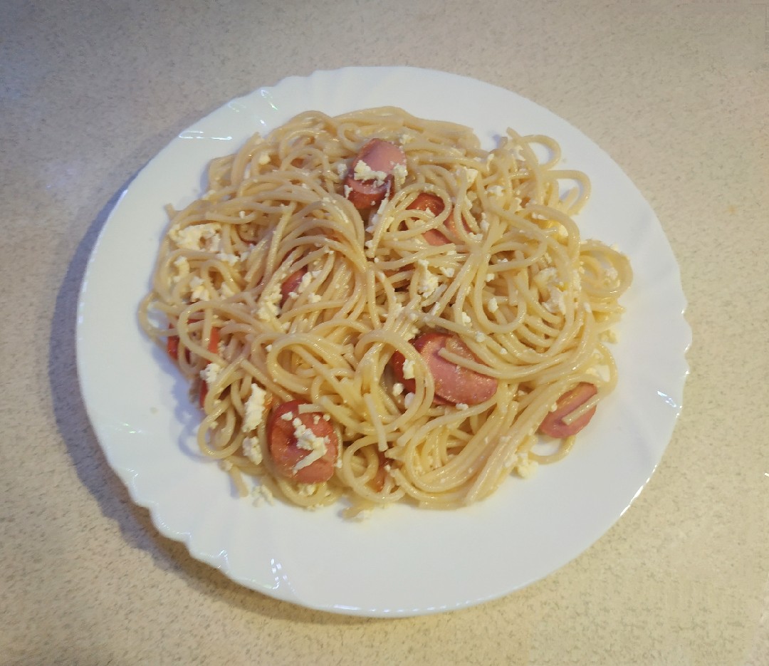 Спагетти с жареным луком, сосисками и брынзой