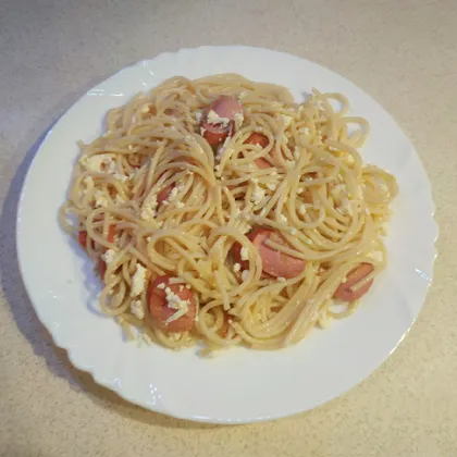 Спагетти с жареным луком, сосисками и брынзой