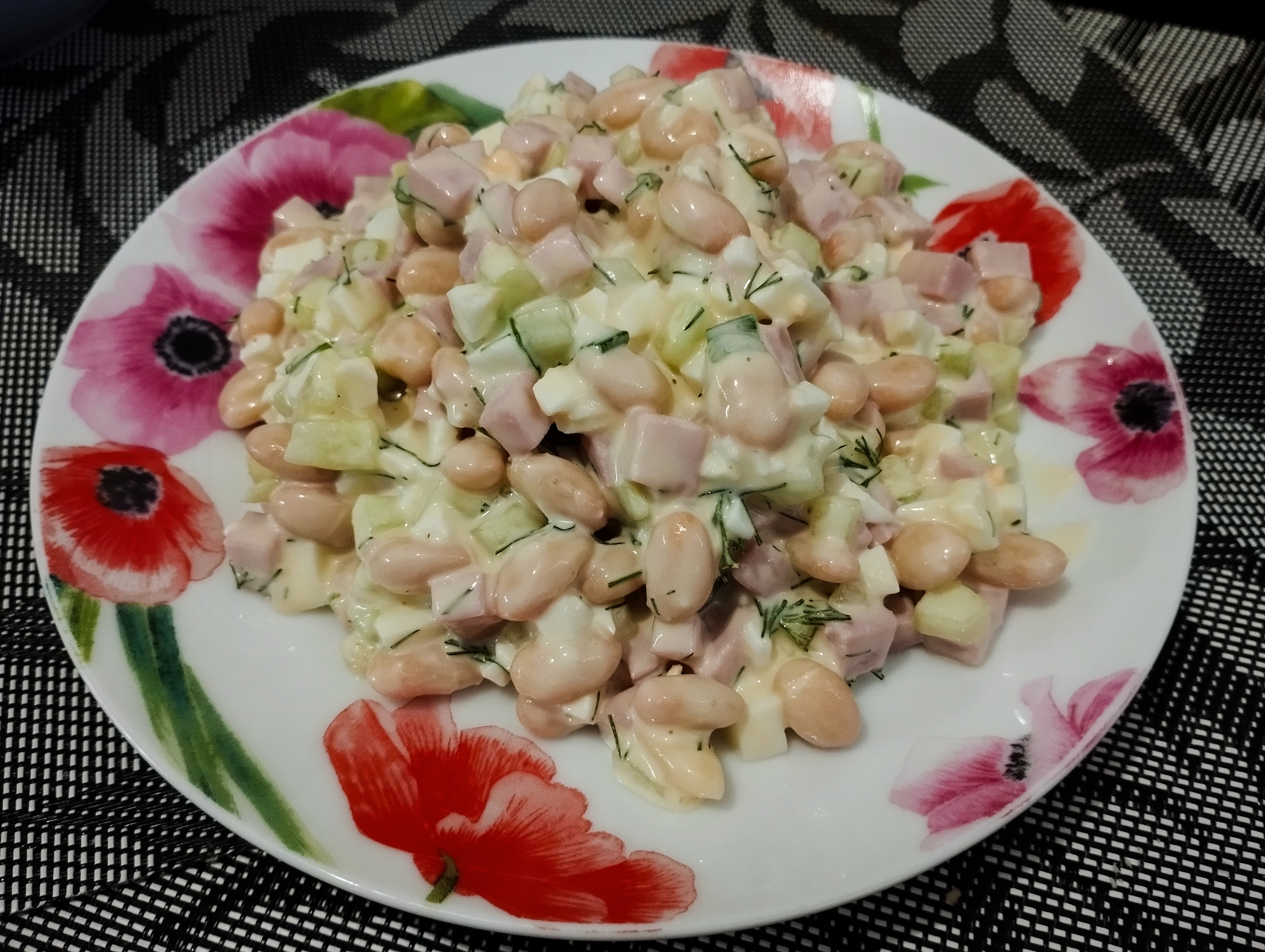 Салат с белой фасолью и ветчиной 