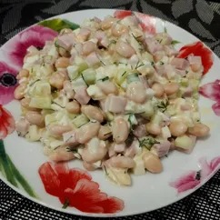 Салат с белой фасолью и ветчиной