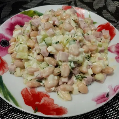 Салат с белой фасолью и ветчиной 