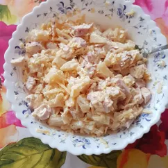 Салат из курицы с сыром и ананасов