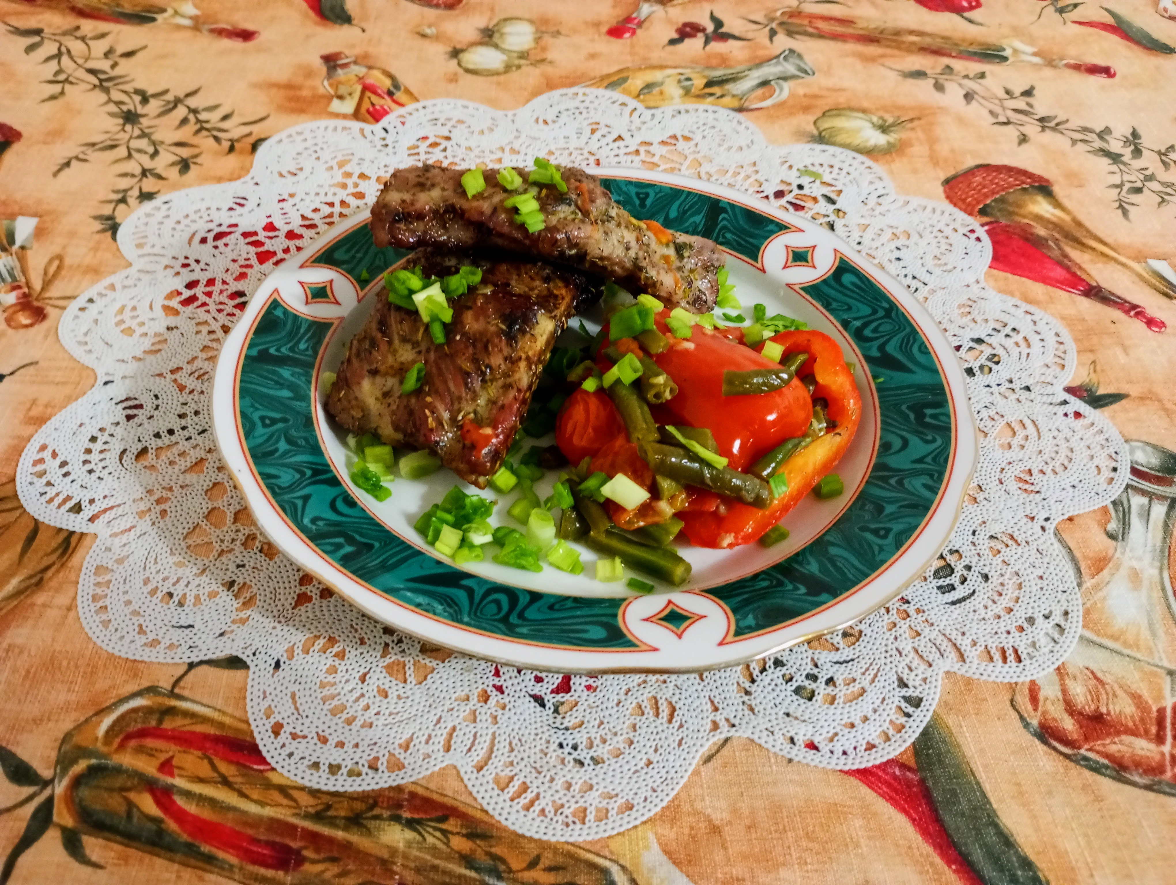  Свиные ребра запеченные в рукаве с гарниром из овощей