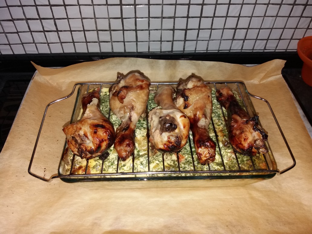 Куриные голени с макаронами и приправой для курицы на сковороде