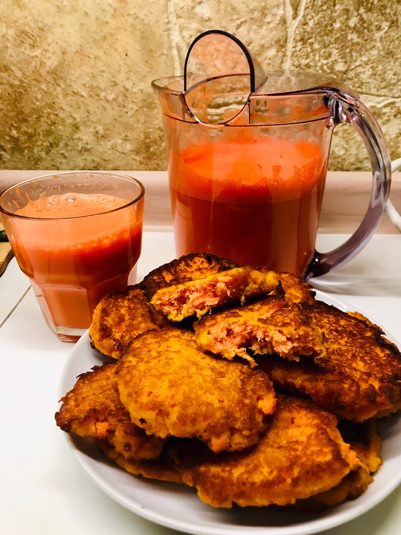 Свежевыжатый морковный сок и морковники
