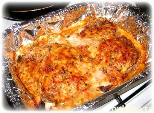 Свинина с чесноком, запеченная с грибами и томатами под сыром