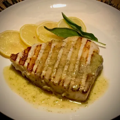 Рыба - меч под масляным чесночным соусом с шалфеем